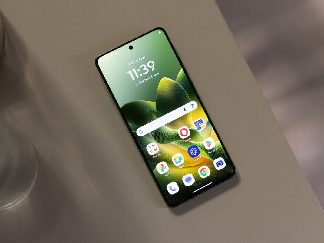 motorola edge 70 display 1